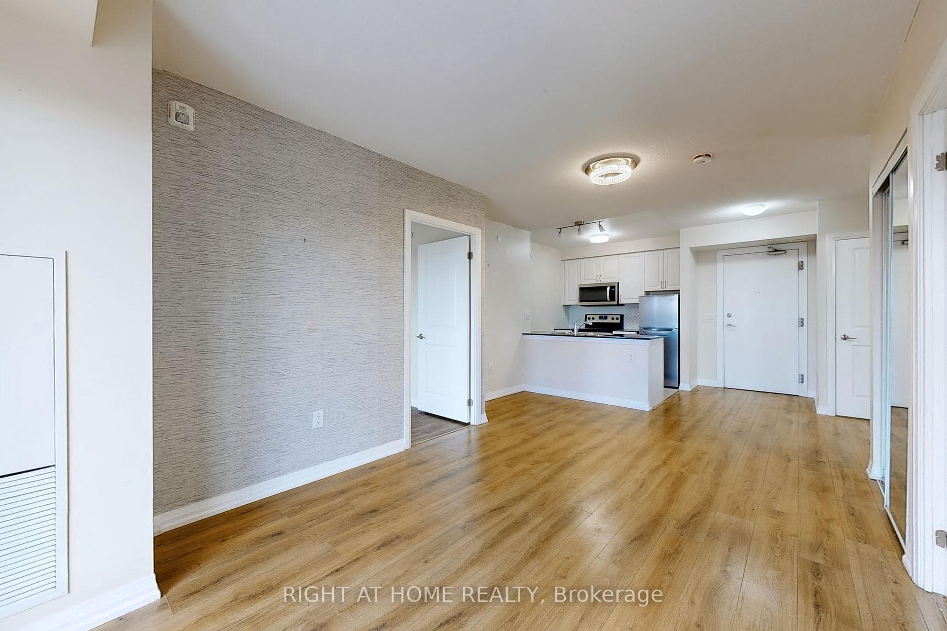 741 Sheppard Avenue Unit 610 photo 18