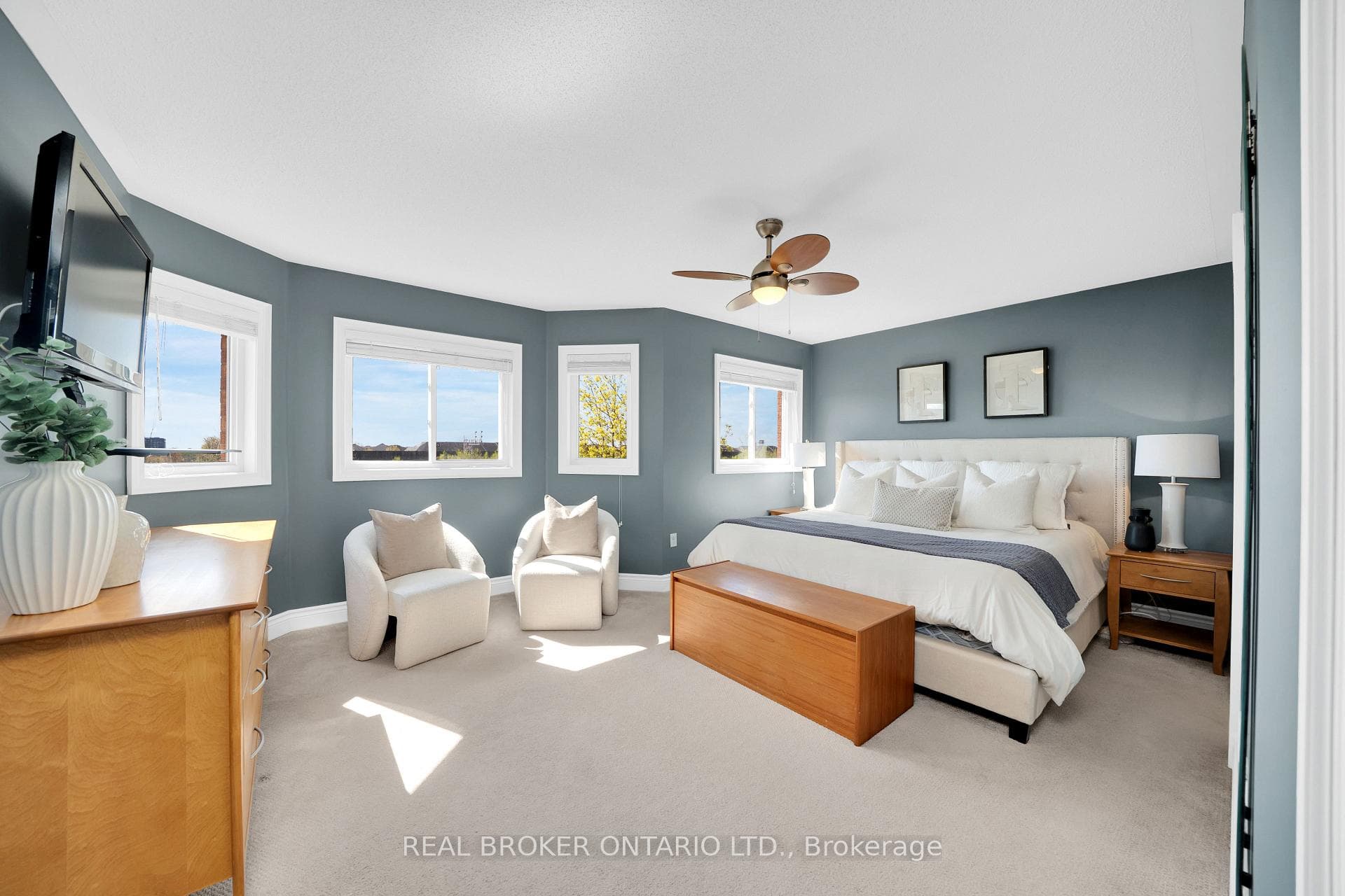 217 Ellis Crescent photo 16
