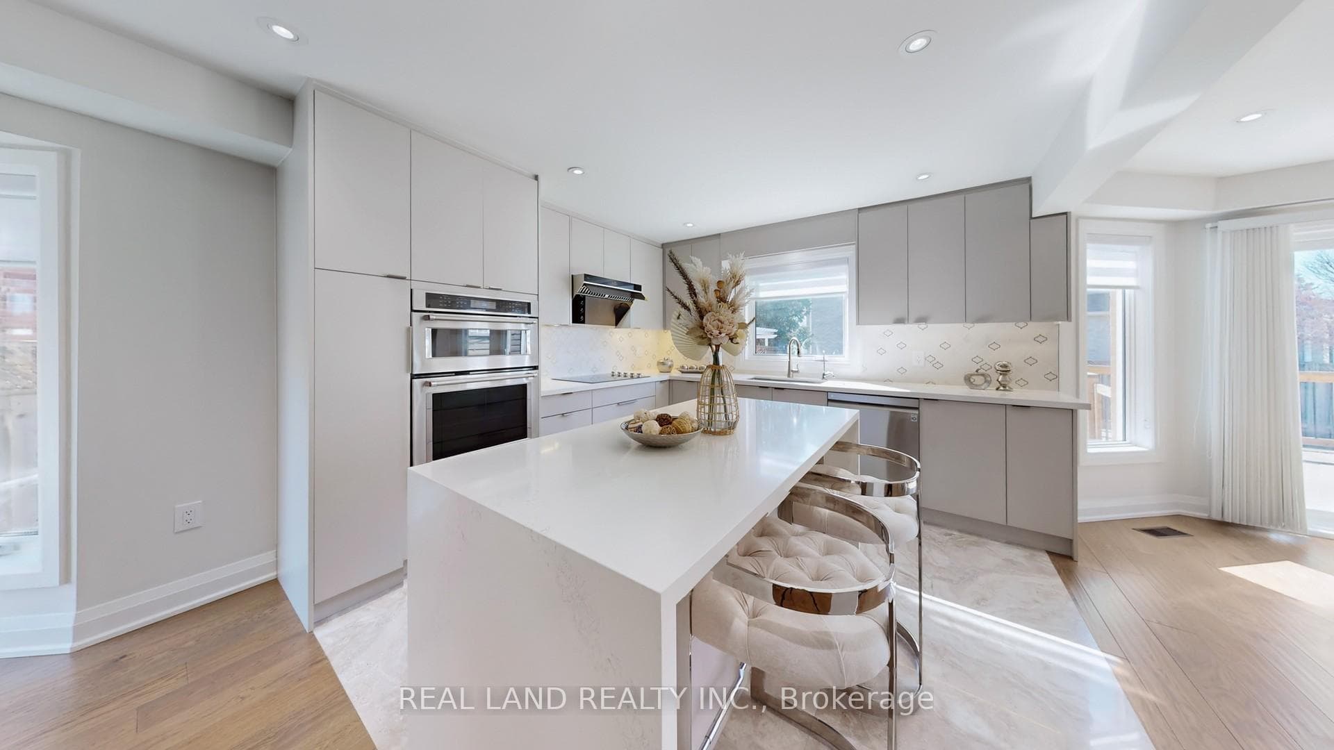 172 Manhattan Drive photo 18