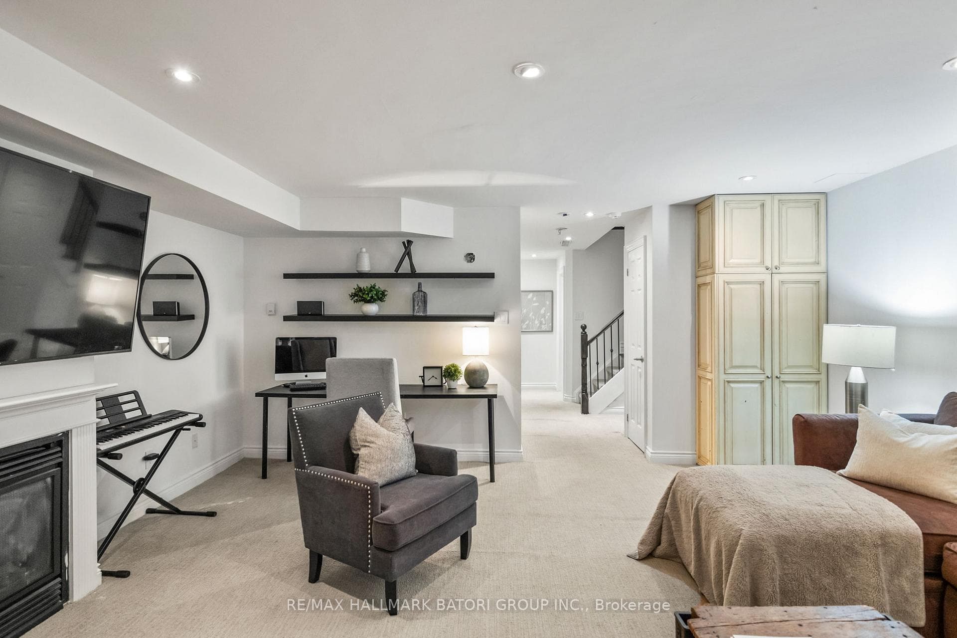 42 Douglas Avenue photo 28
