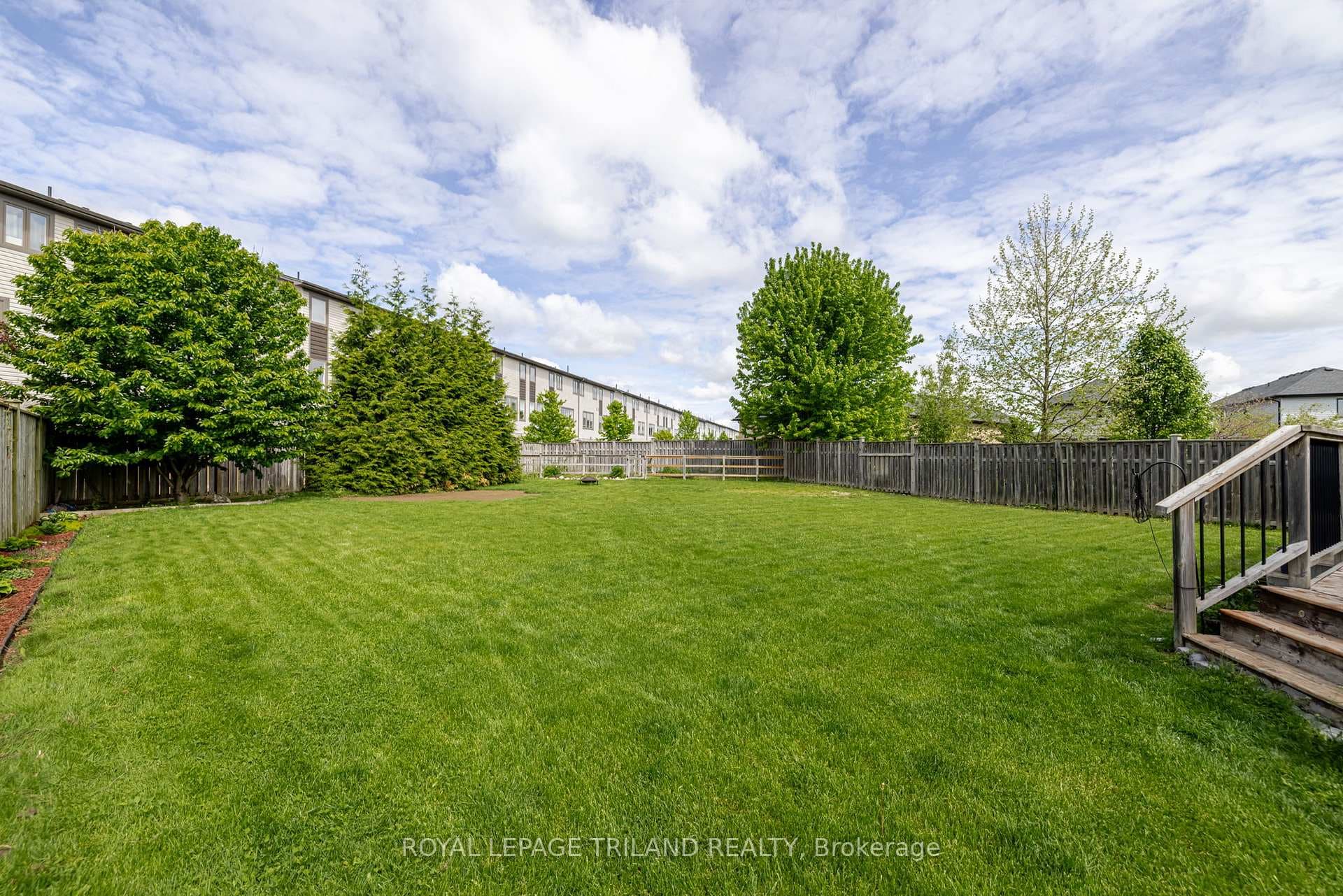 711 Springwood Crescent photo 34
