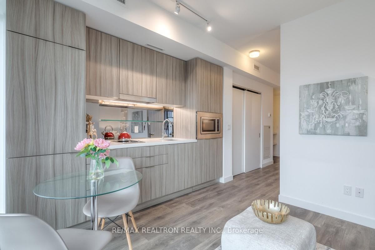 215 Queen Street Unit 2210 photo 6