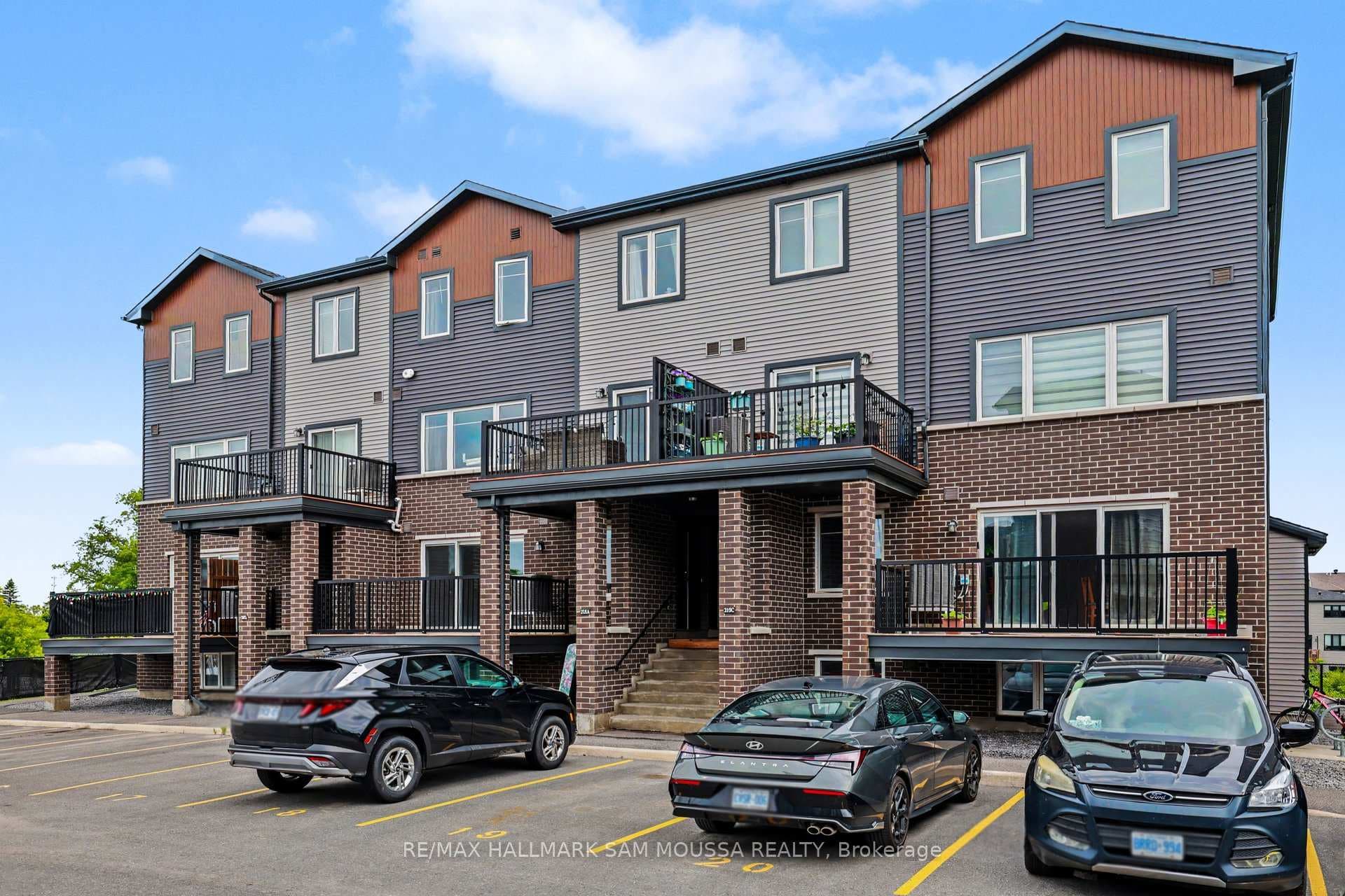 215 Eldorado Private Unit A photo 3