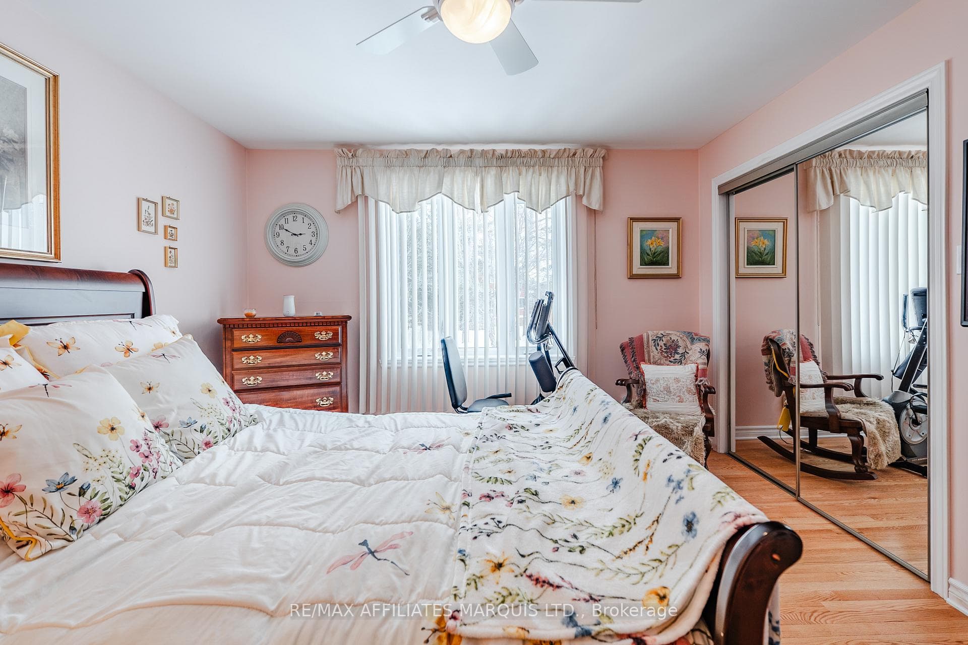 20322 Lochiel Street photo 12