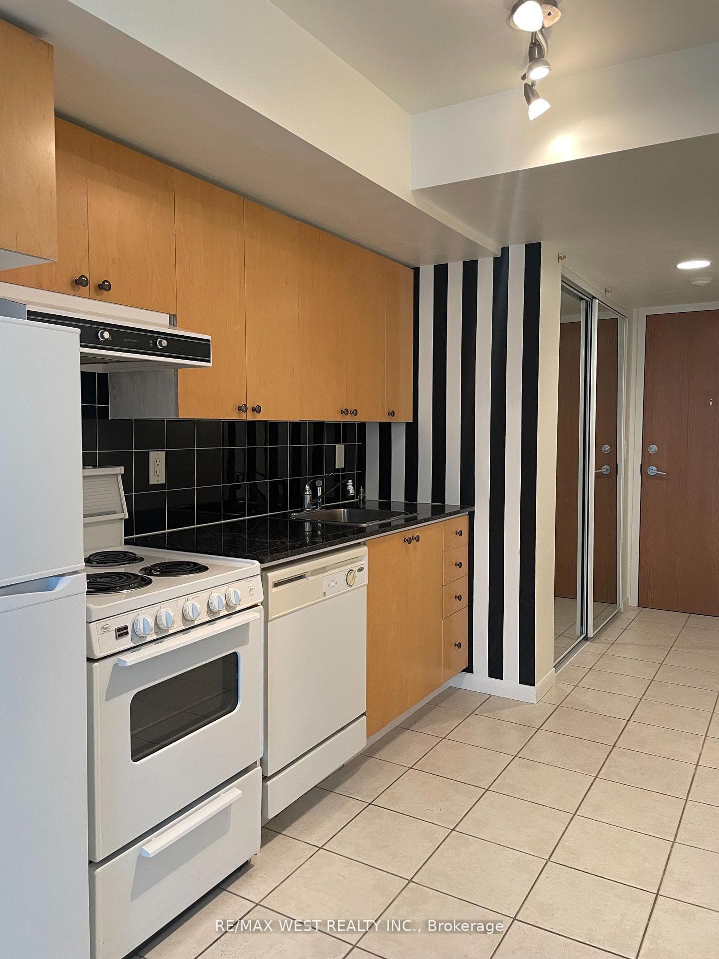 219 Fort York Boulevard Unit 1507 photo 4