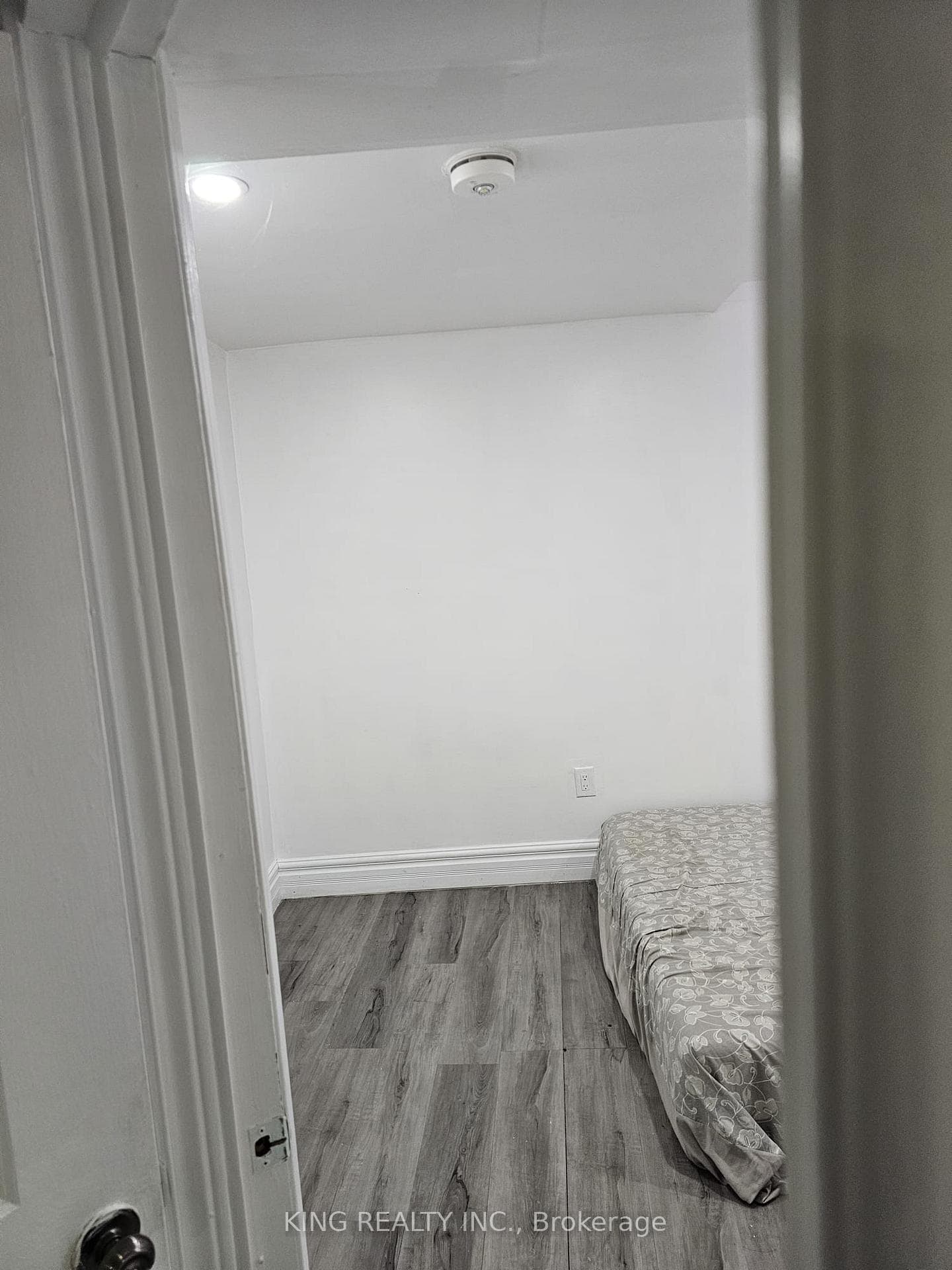 526 Grove Street photo 18