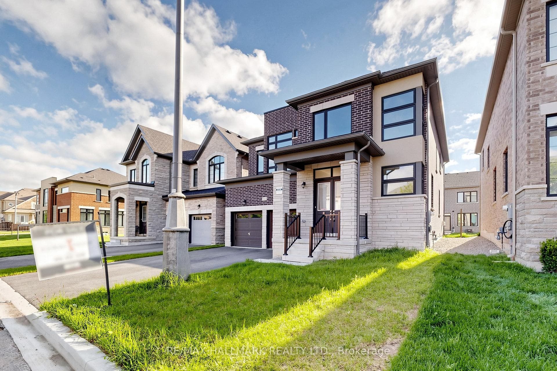 112 Weslock Crescent photo 2
