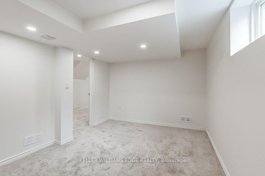 202 Erindale Avenue photo 32