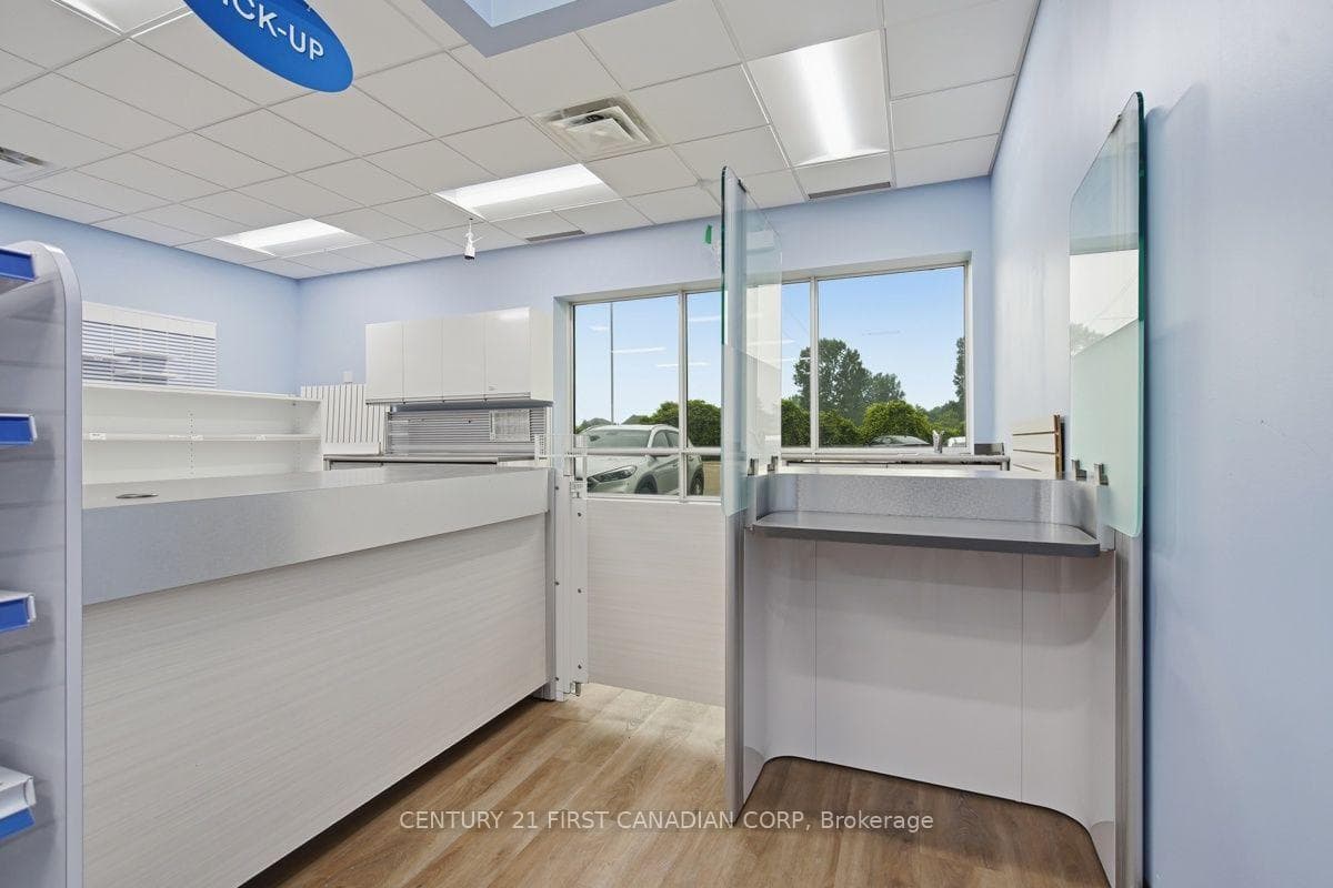 1807 Wonderland Road photo 15