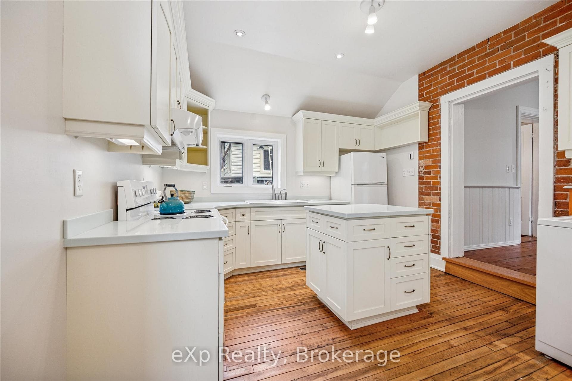 66 Manitoba Street photo 1