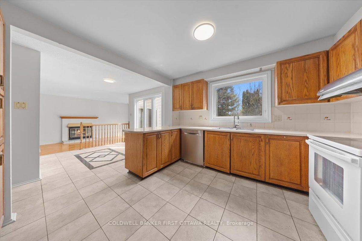 1841 Thistleleaf Crescent photo 6