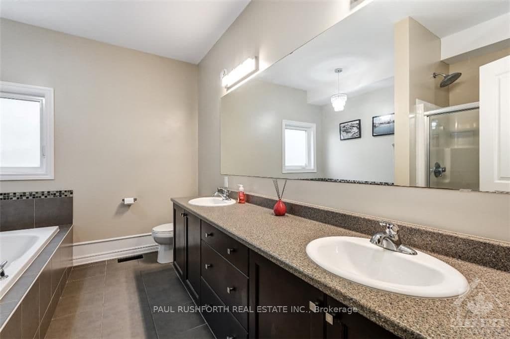 197 BONNYLEY Crescent photo 16