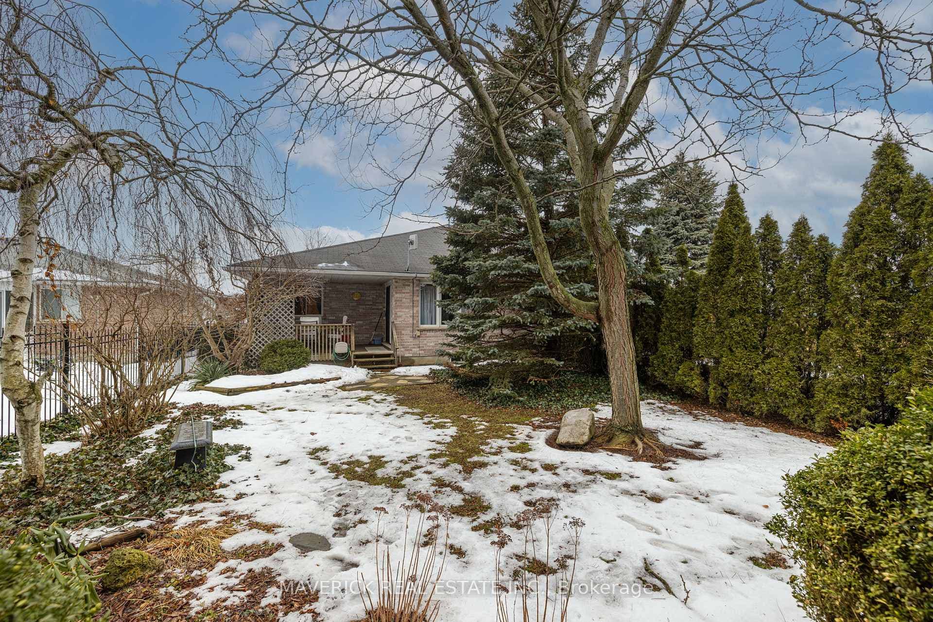 98 Carrie Crescent photo 34