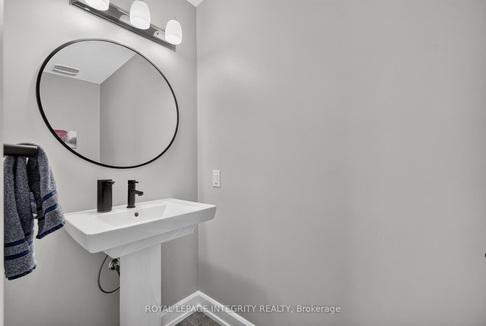 501 Cannes Crescent photo 22