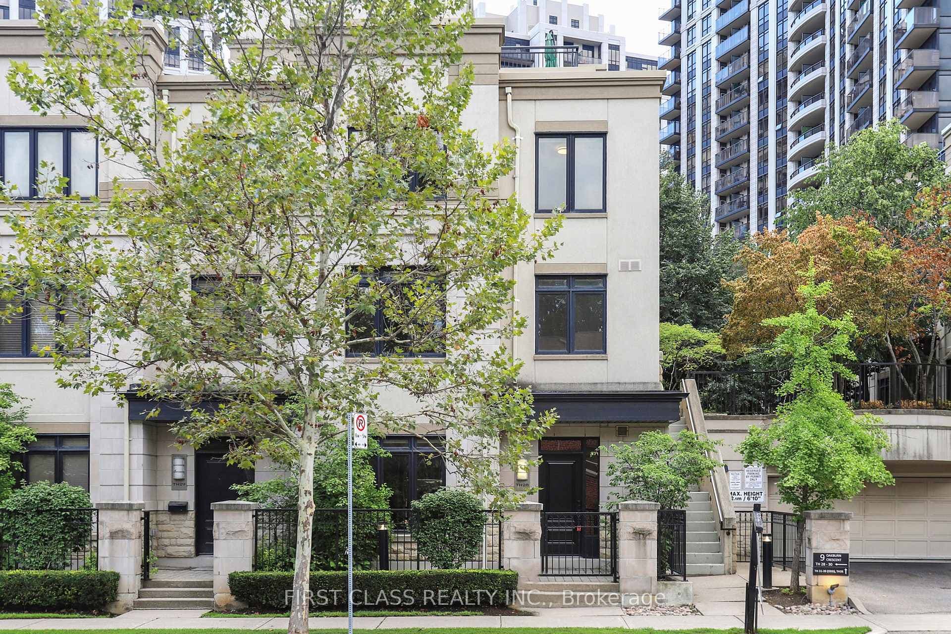 9 Oakburn Crescent Unit TH 28 photo 2