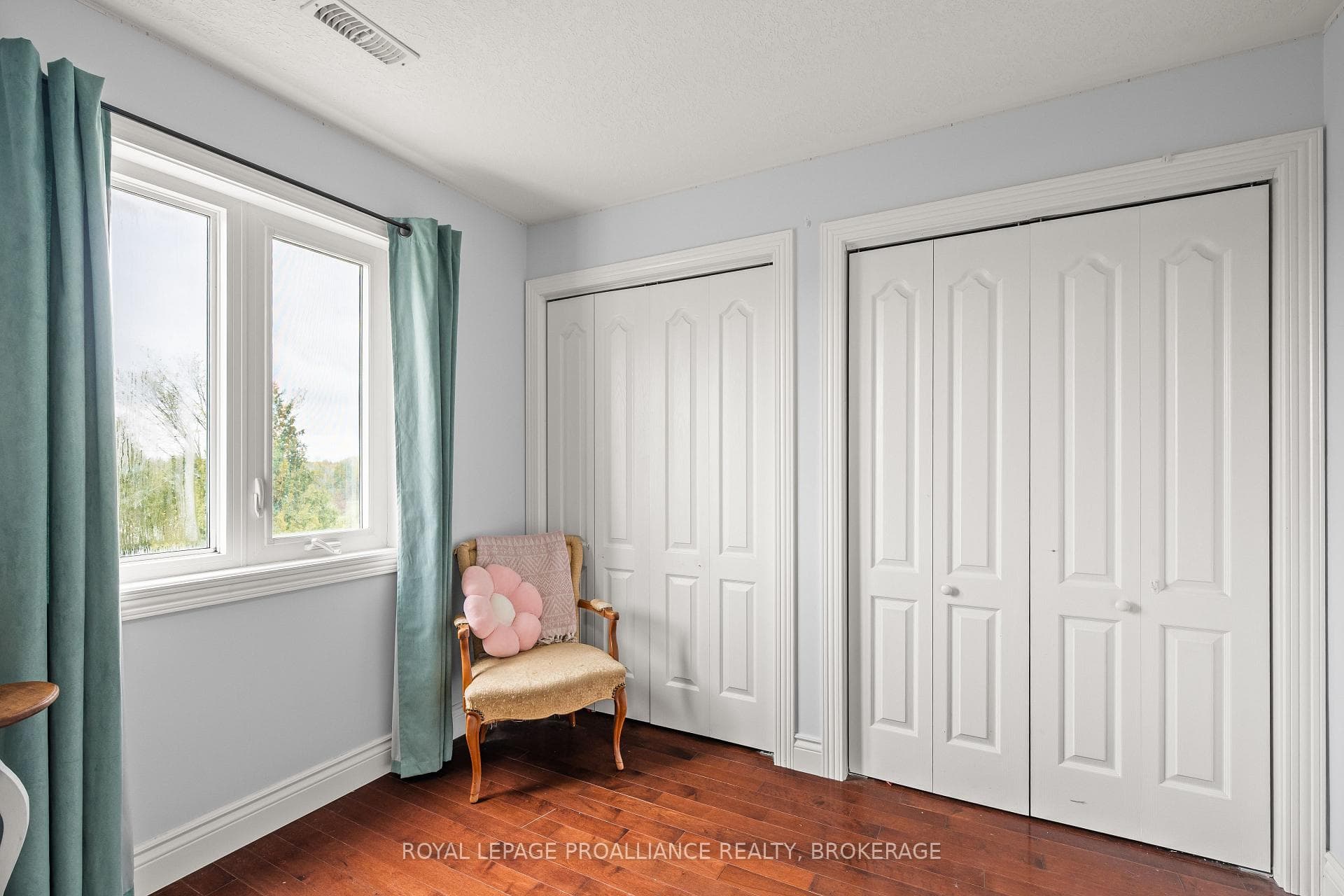 730 Roblin Road photo 24