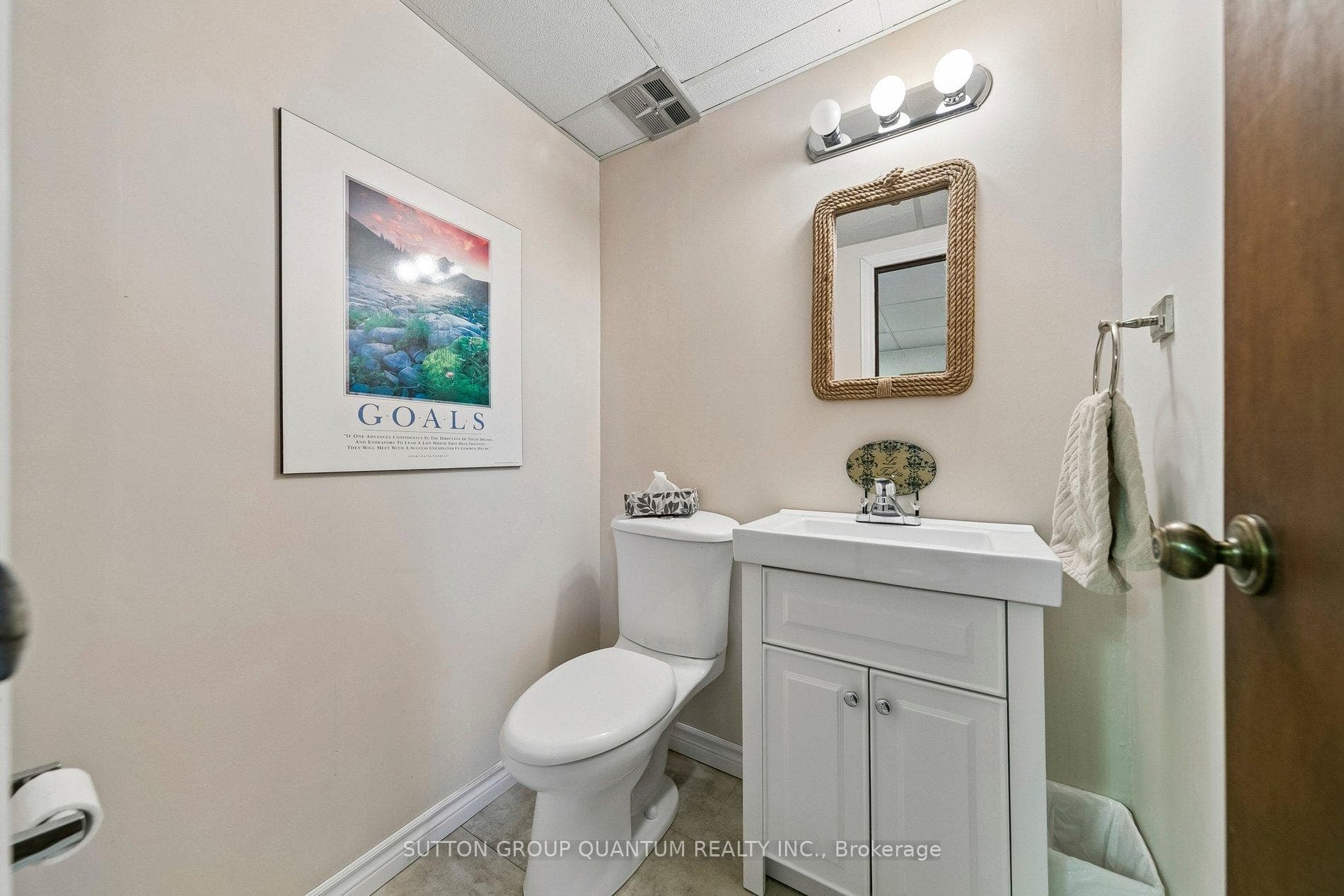 1431 Queen Victoria Avenue photo 36