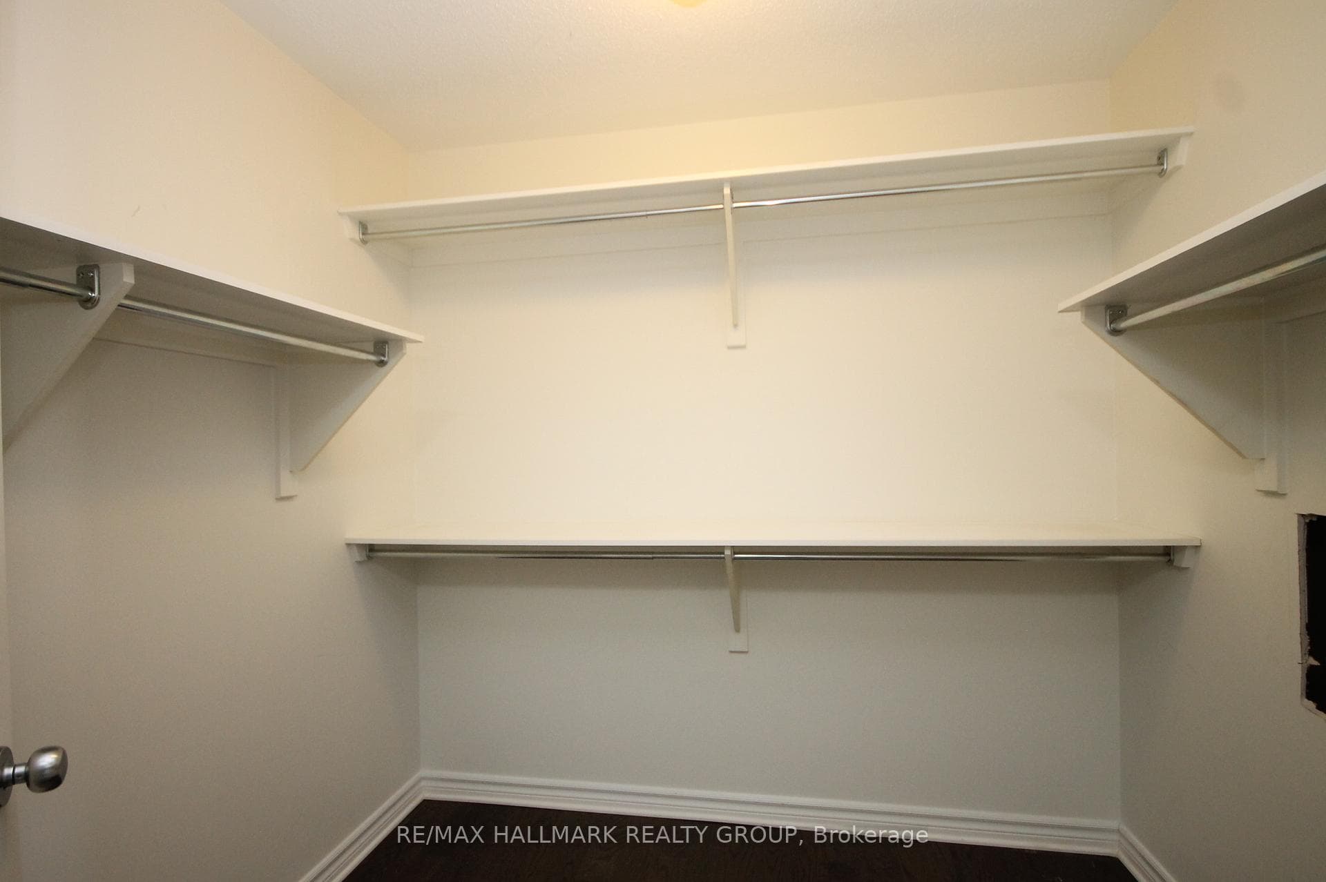 322 FAIRLAKES Way photo 27