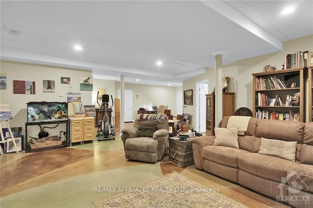 1622 SHAUNA Crescent photo 21