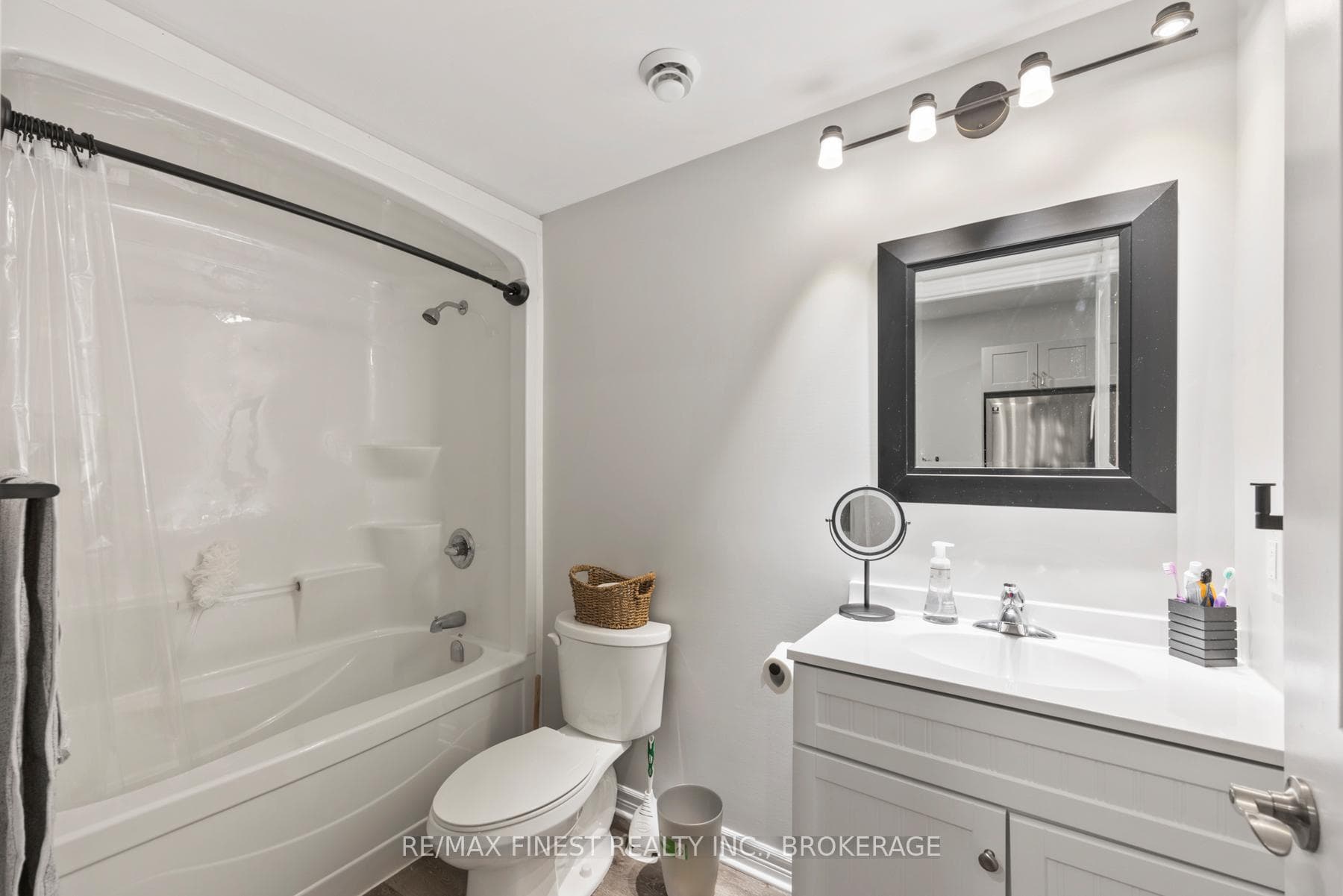 1383 Woodfield Crescent photo 19