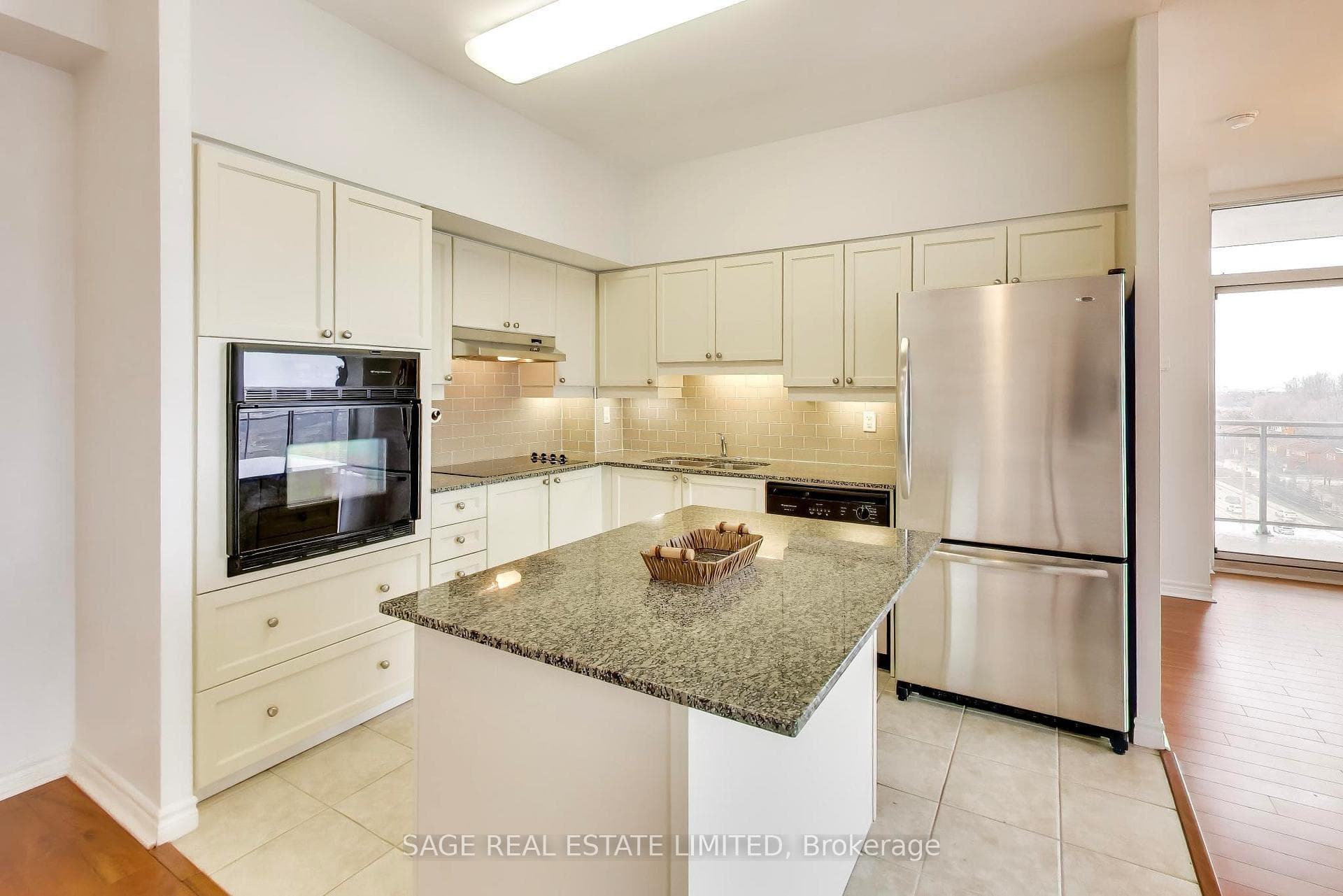 810 Scollard Court Unit 902 photo 12
