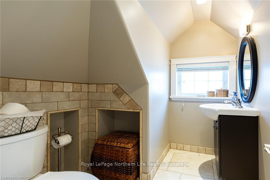 832 JOHN Street photo 32