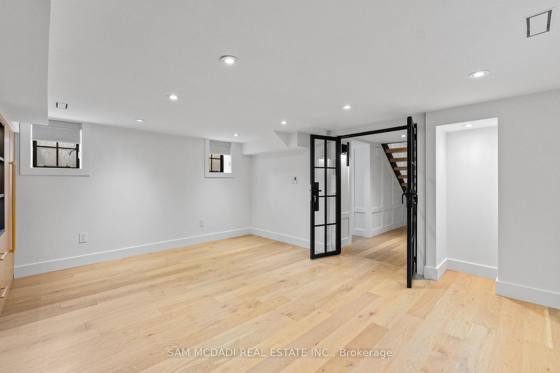 977 Unsworth Avenue photo 42
