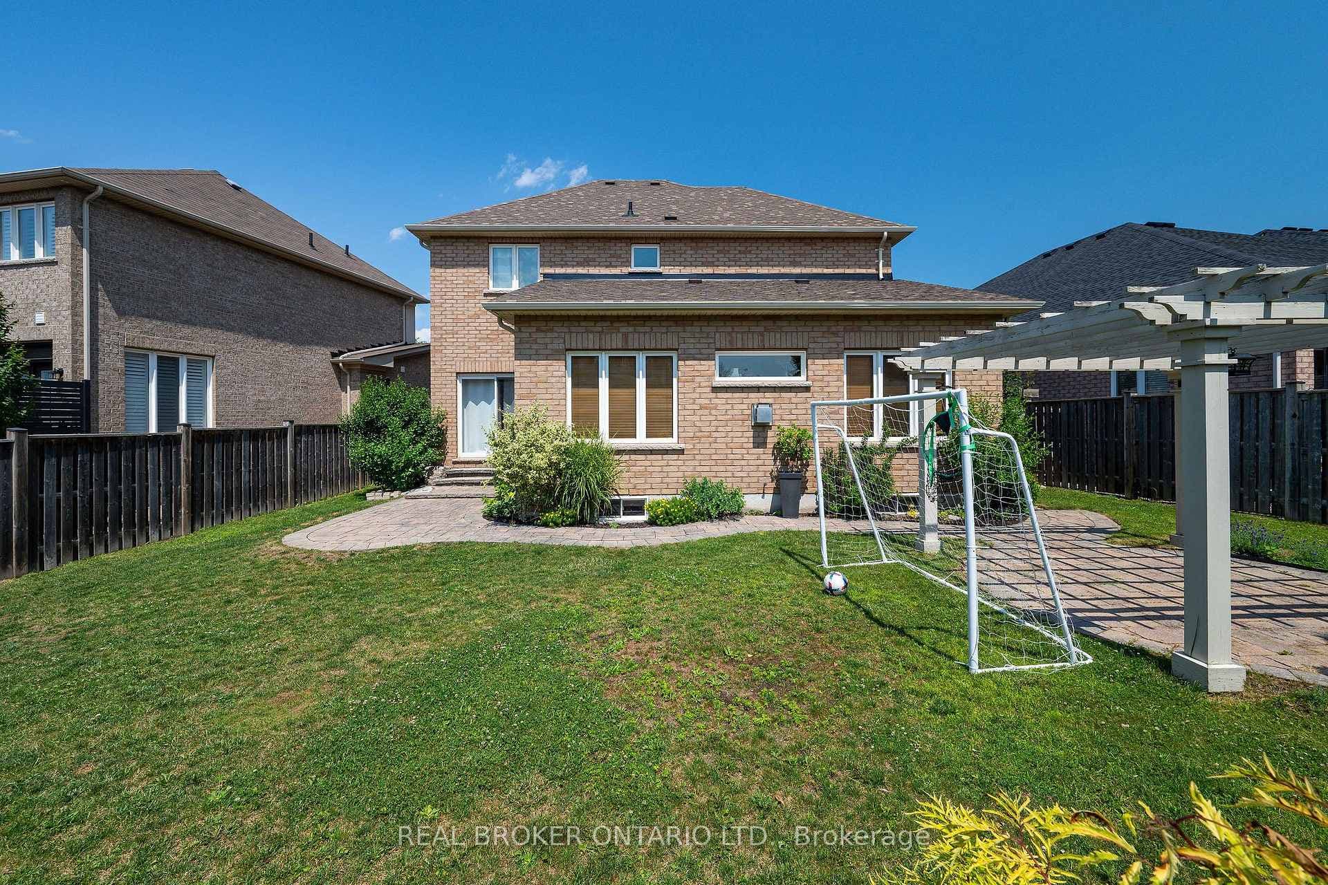 636 Serafini Crescent photo 40
