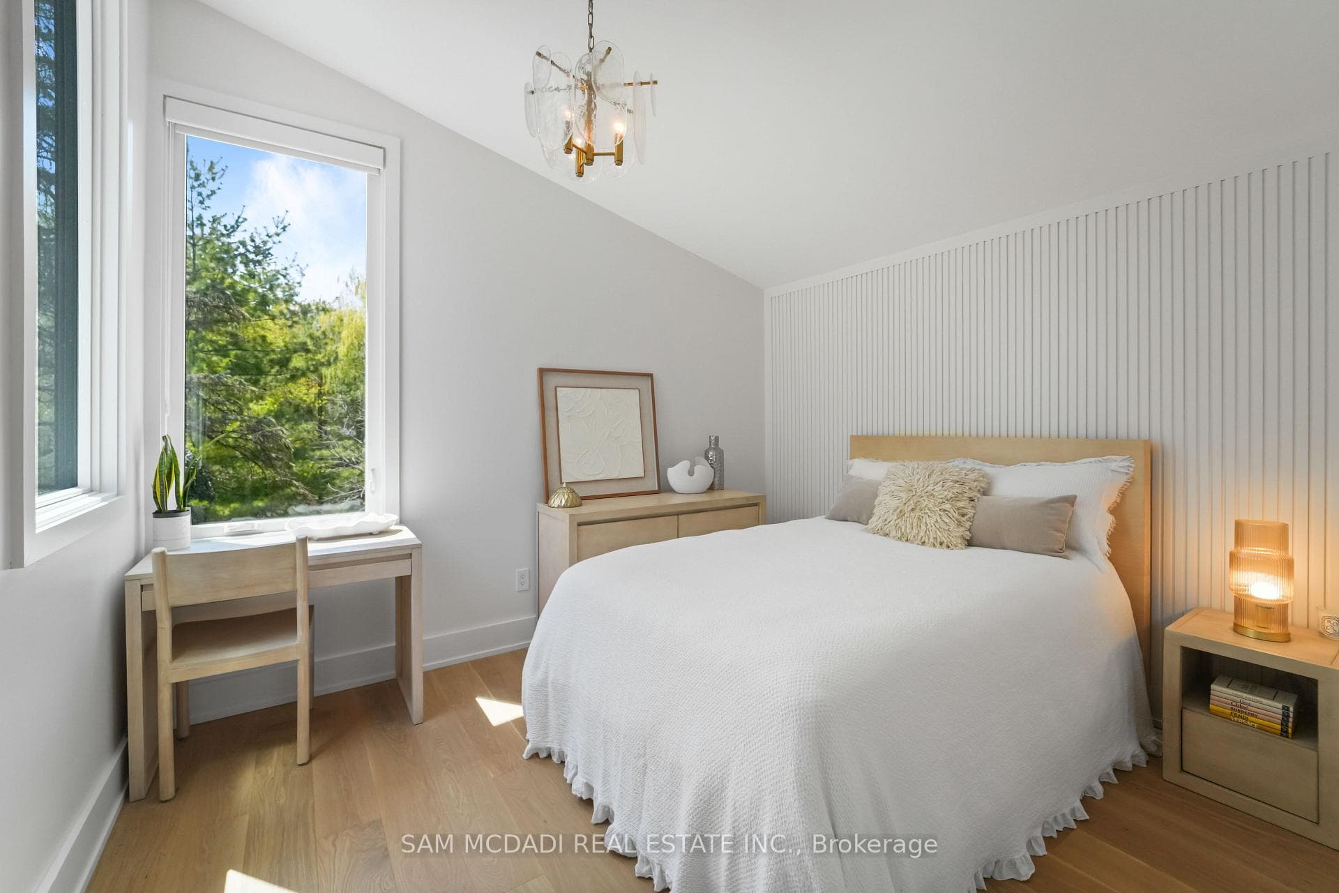 1273 Queen Victoria Avenue photo 26