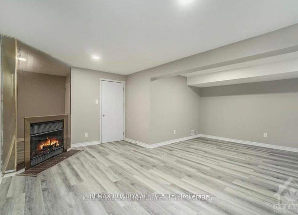 563 LATOUR Crescent photo 23