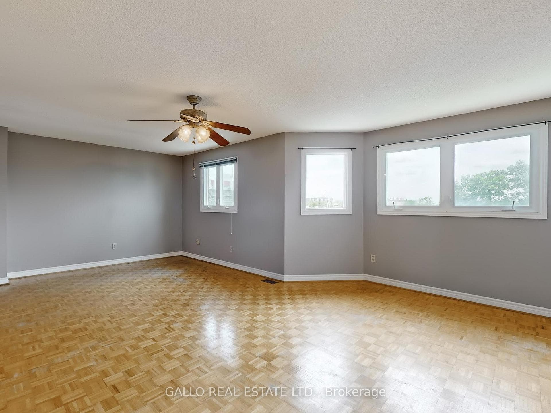 SPACIOUS MASTER BEDROOM-WALK-IN CLOSET