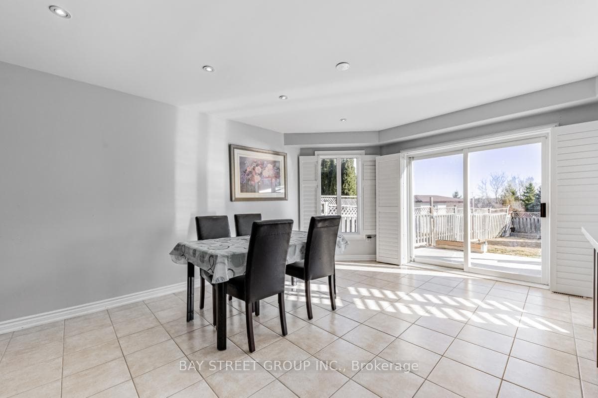 98 Royalpark Way photo 9