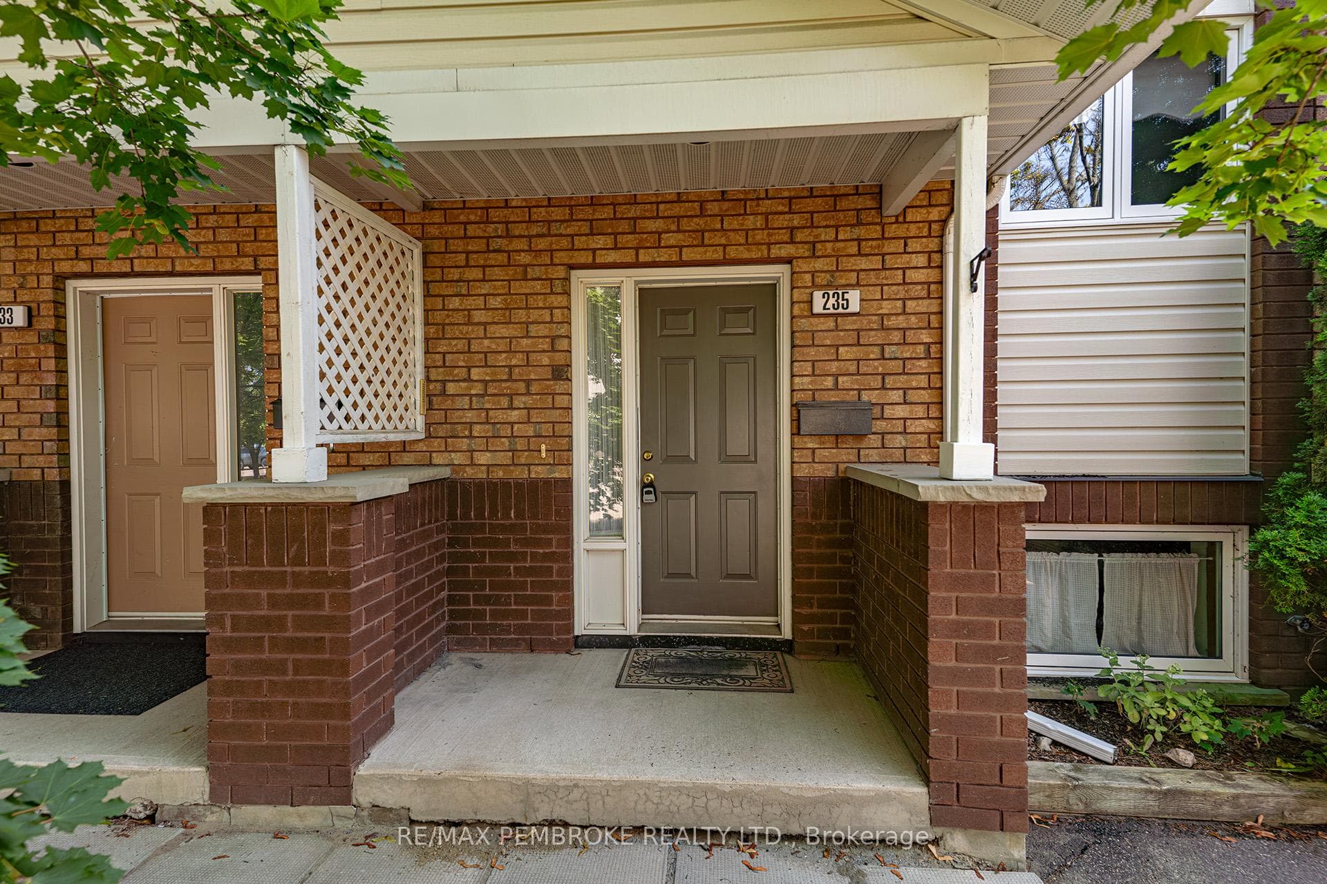 235 Willoughby Crescent photo 2