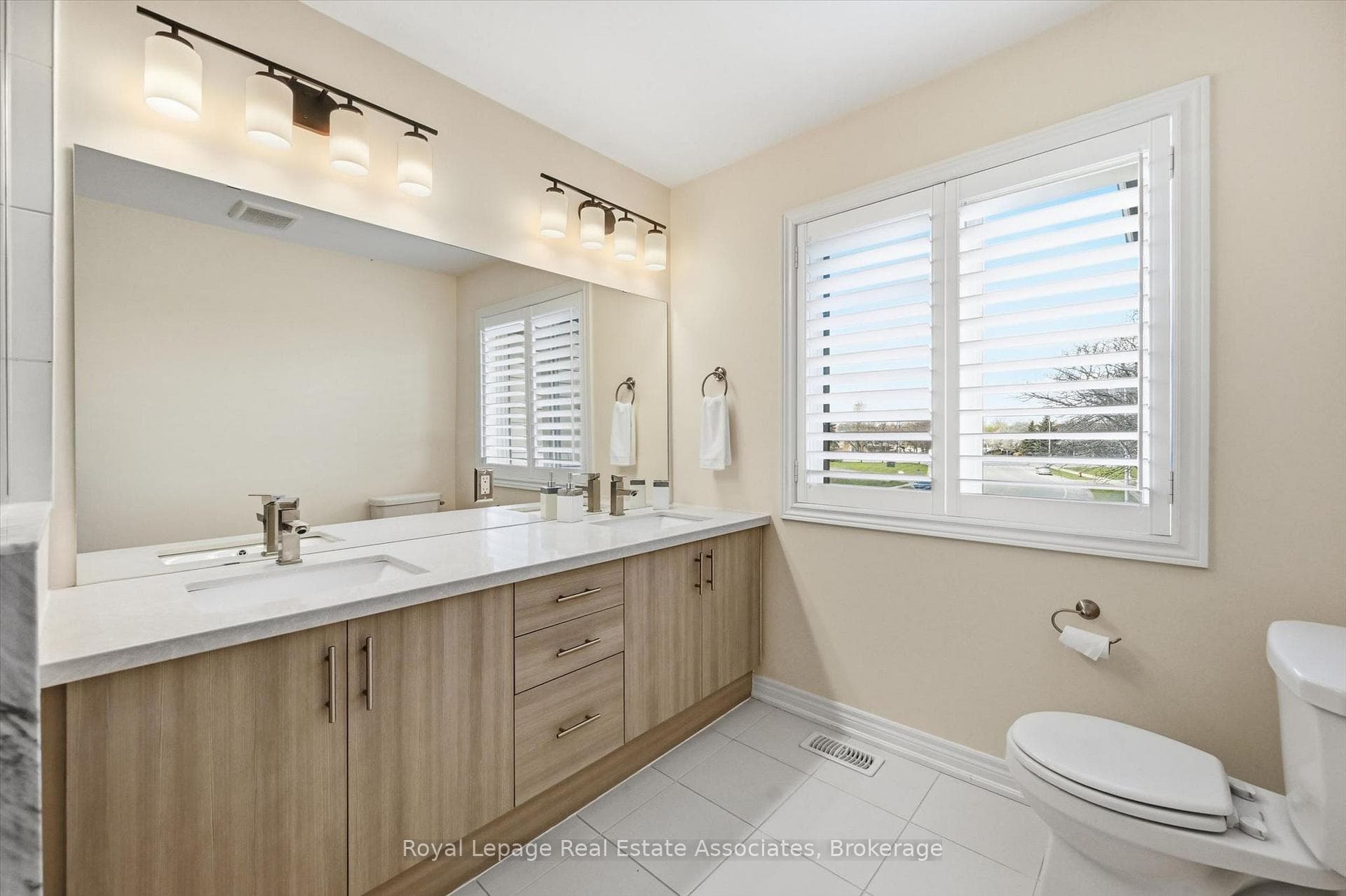 1 Southshore Crescent photo 21