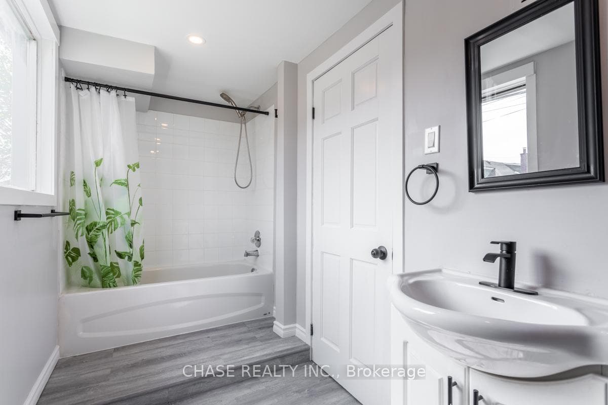 513 Queensdale Avenue photo 12