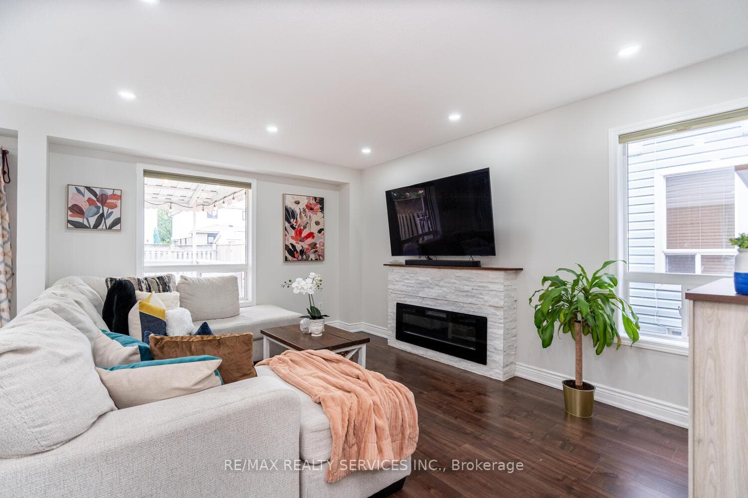 16 Regatta Crescent photo 9
