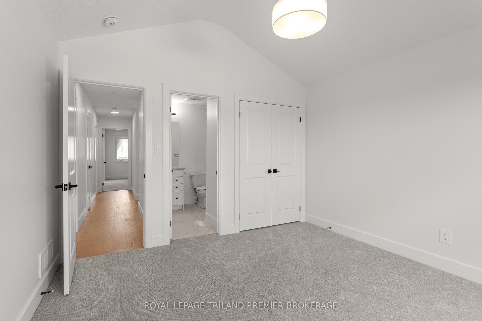 262 HESSELMAN Crescent photo 32