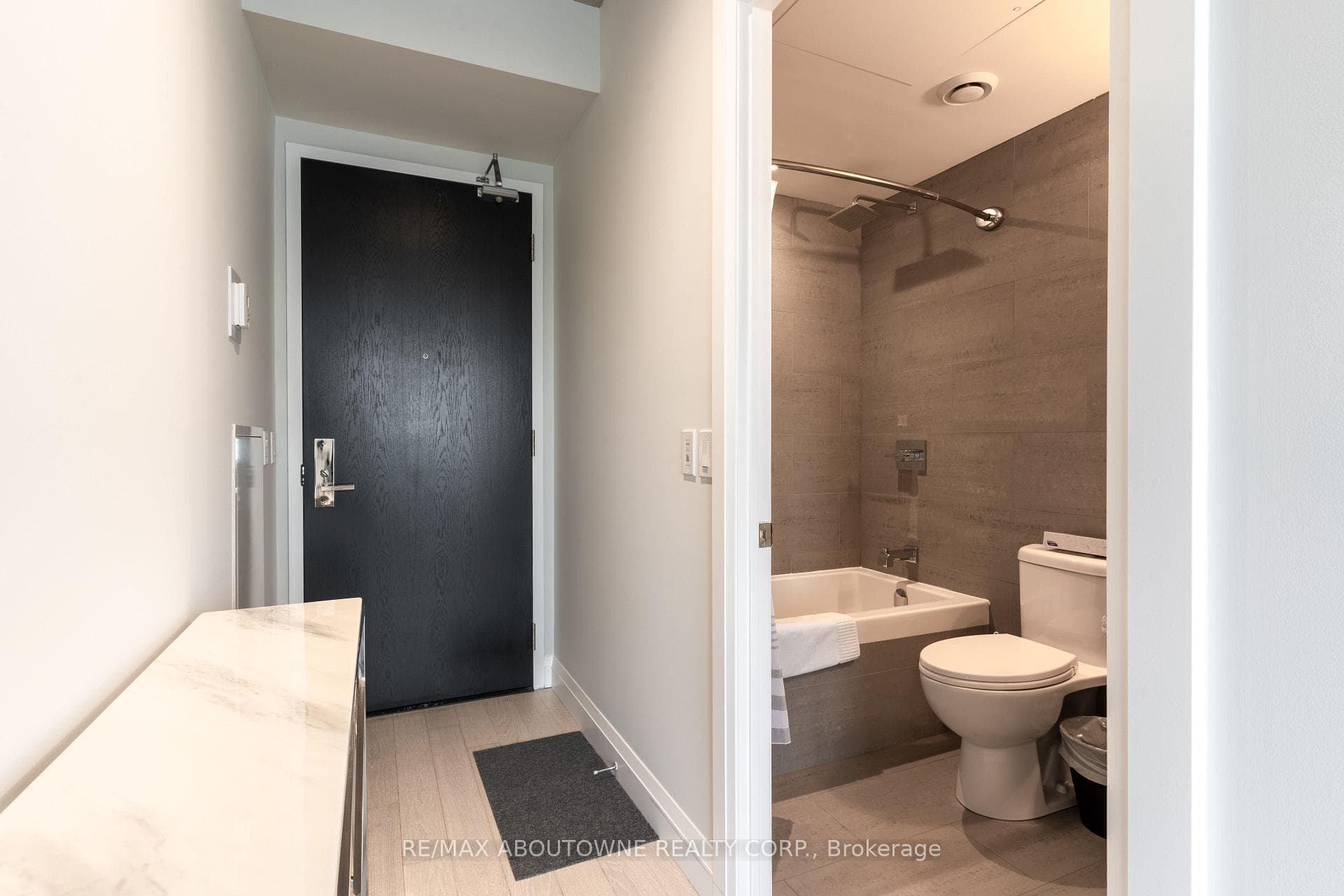 224 King Street Unit 3302 photo 3