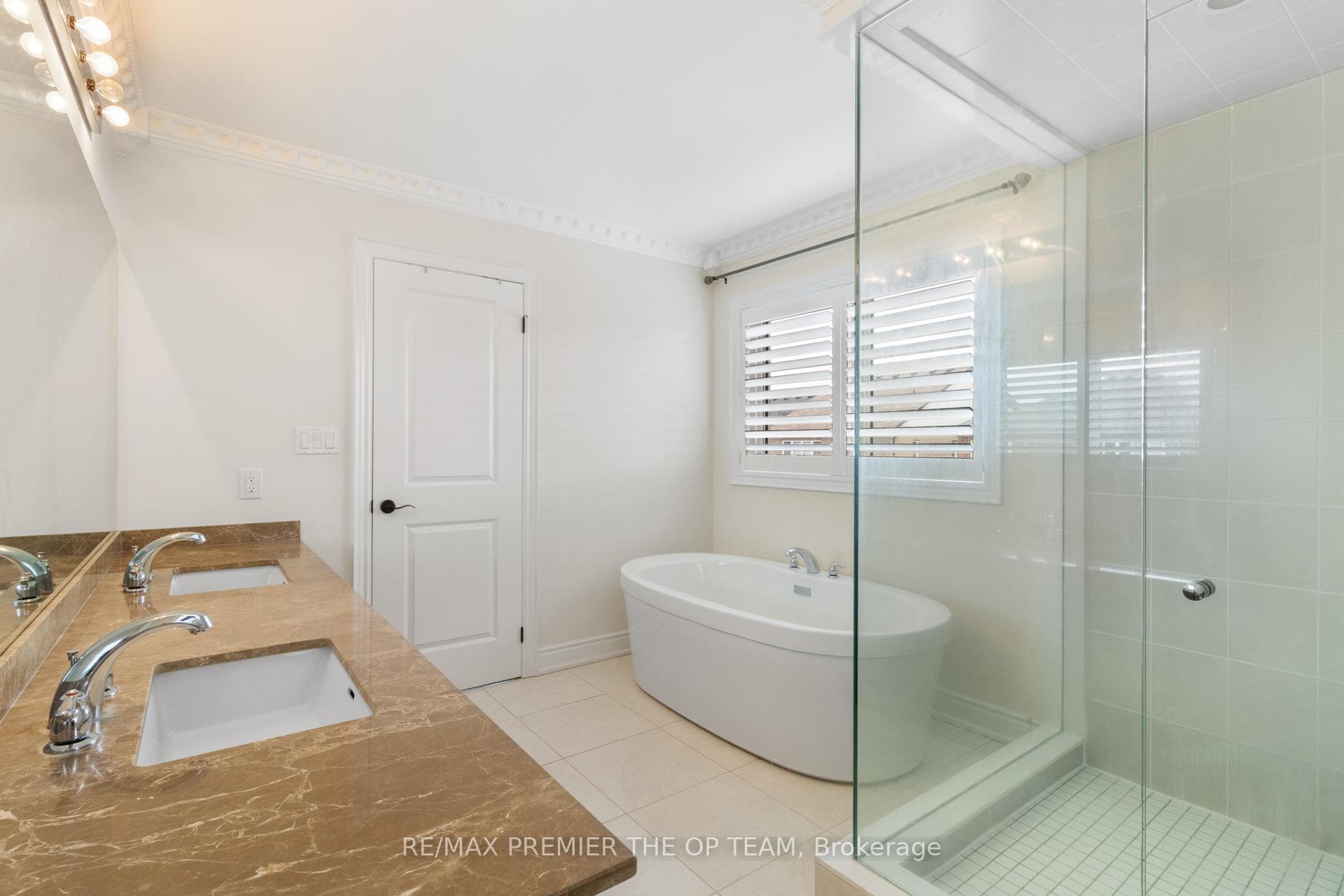 977 Wickham Road photo 43