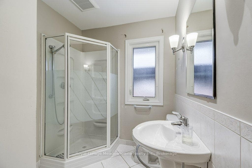 24 McMaster Avenue photo 30