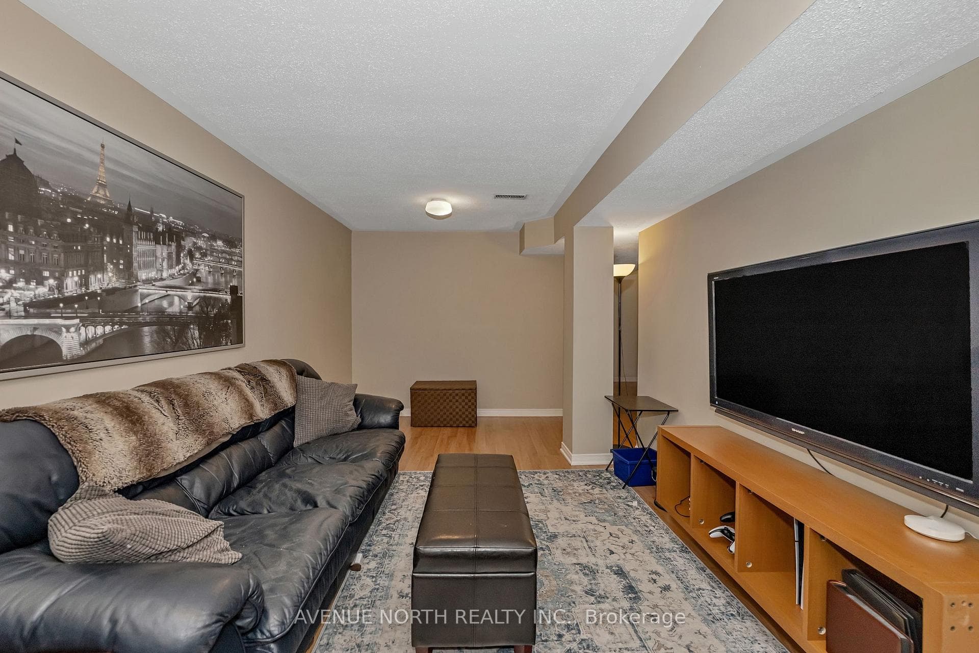 120 MARKLAND Crescent photo 28