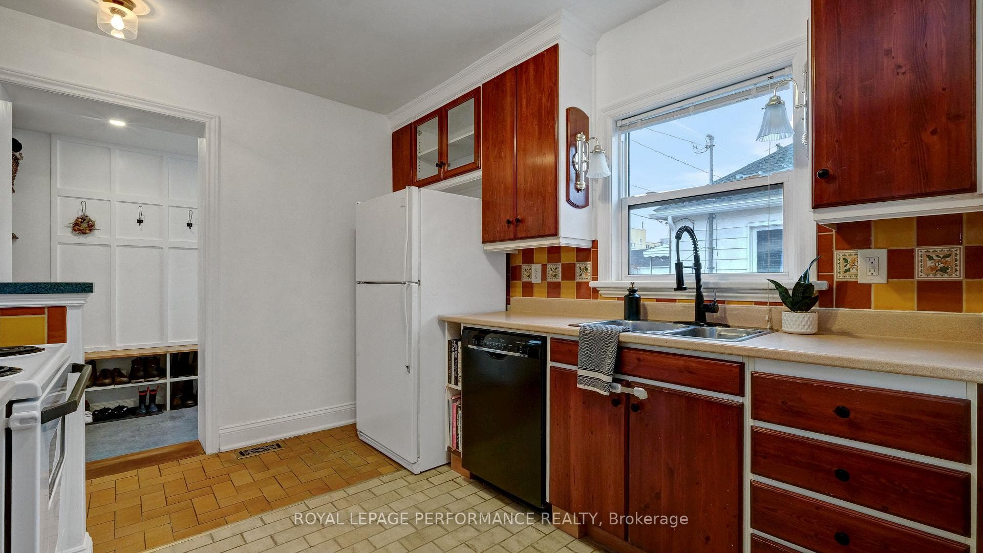 319 Frontenac Street photo 7