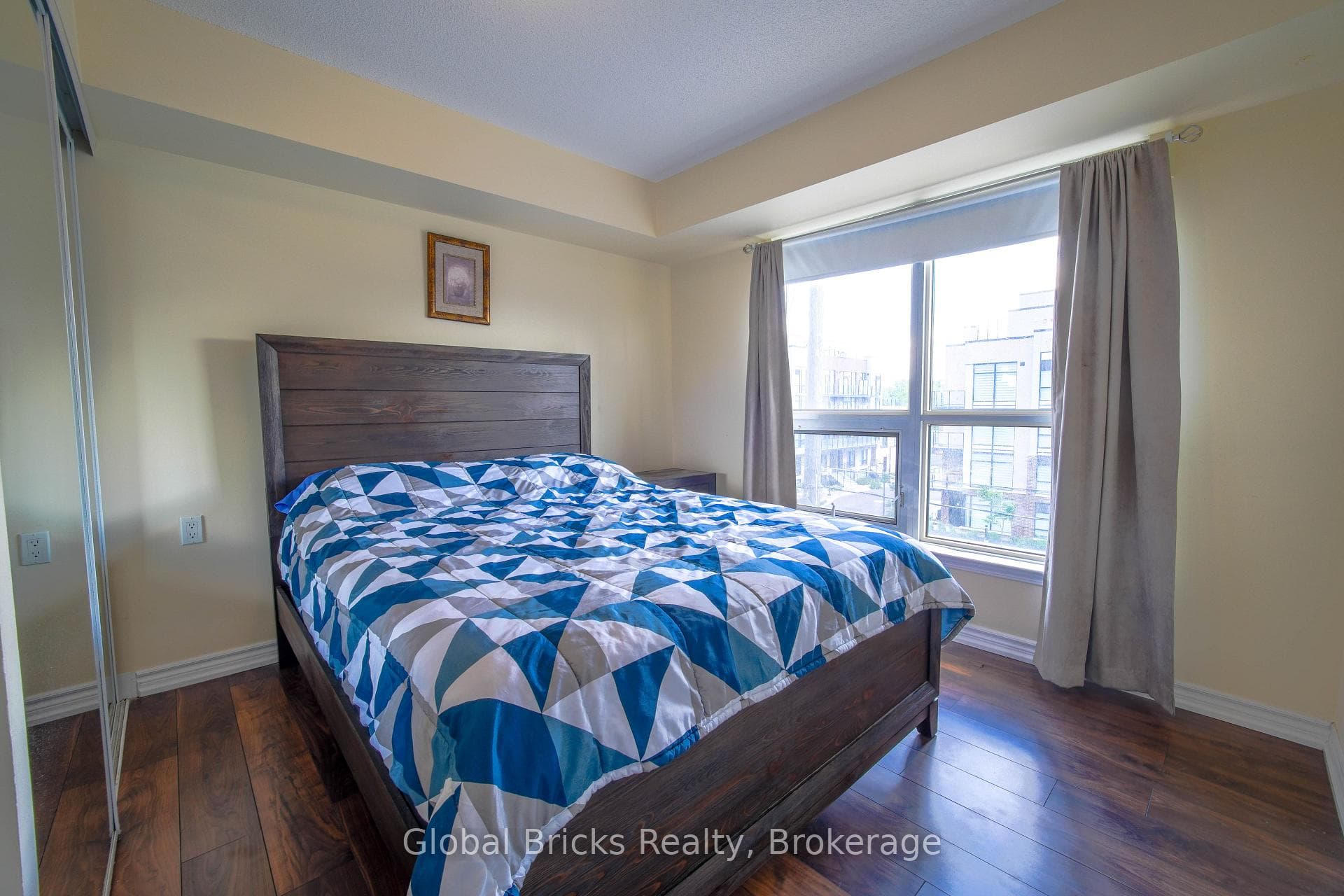 872 Sheppard Avenue photo 12