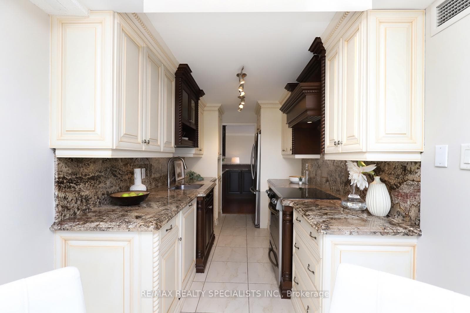 3650 Kaneff Crescent Unit 2407 photo 17