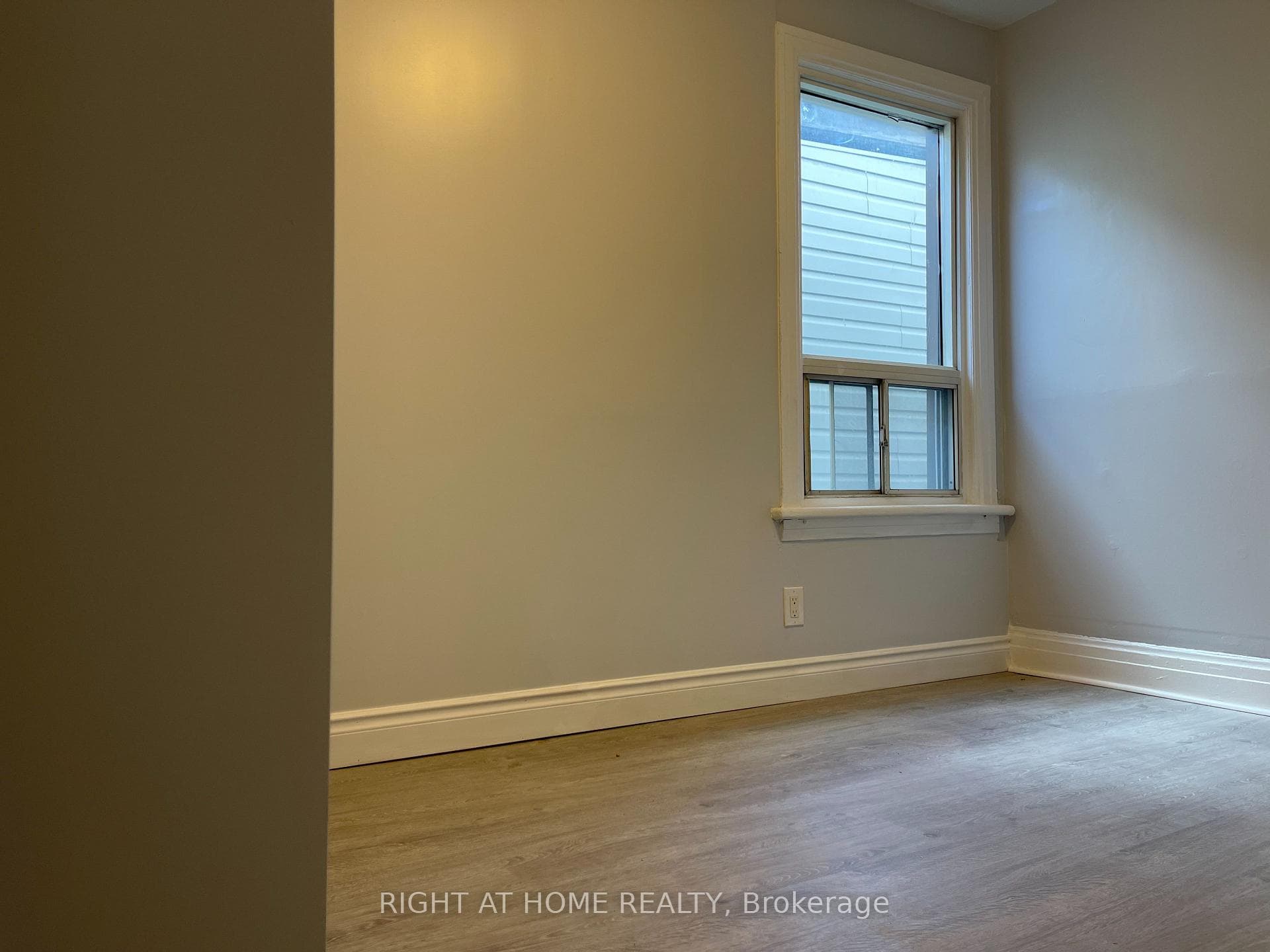 815 Pape Avenue Unit Upper photo 7