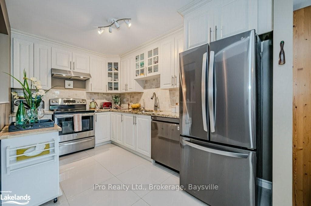 1071 QUEENS Avenue Unit 302 photo 3