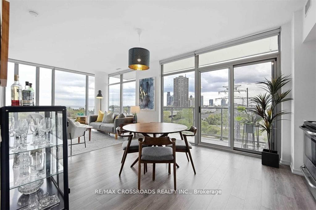 105 The Queensway Way Unit 603 photo 1