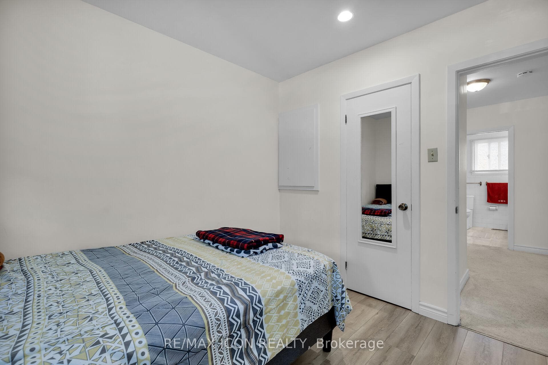 1257 Glenora Drive photo 17