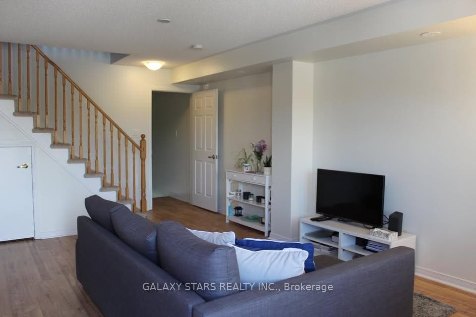 192 Kingston Road photo 4