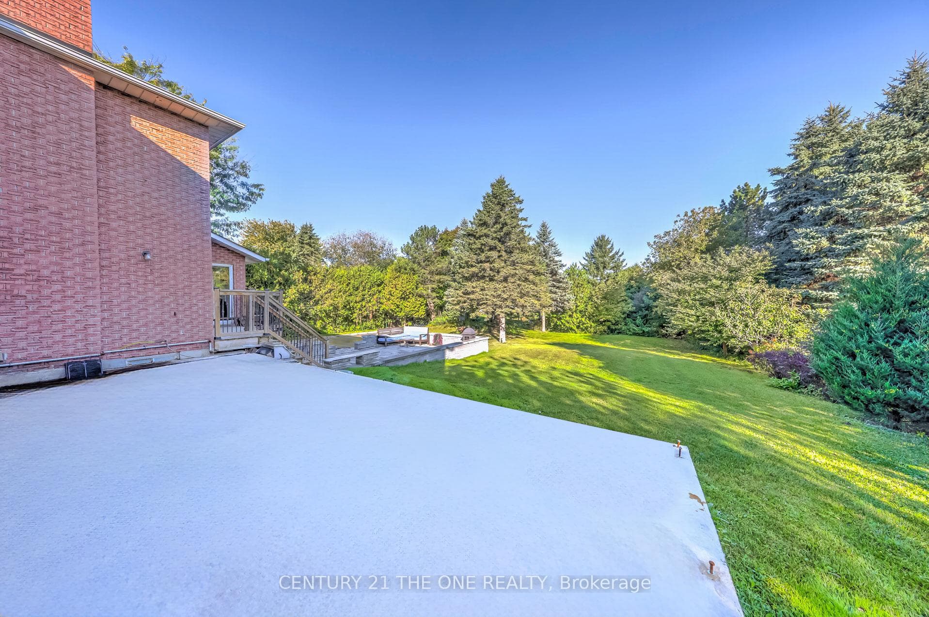 1746 Mount Albert Road photo 34